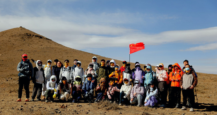 【行走内蒙·火山戈壁徒步3日】10KM乌兰哈达火山草原徒步+12KM大红山丹霞戈壁徒步+二连浩特中蒙国门+草原阿那亚涝利海8KM环湖徒步+38人舒适团