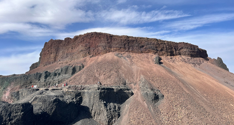 【行走内蒙·火山戈壁徒步3日】10KM乌兰哈达火山草原徒步+12KM大红山丹霞戈壁徒步+二连浩特中蒙国门+草原阿那亚涝利海8KM环湖徒步+38人舒适团