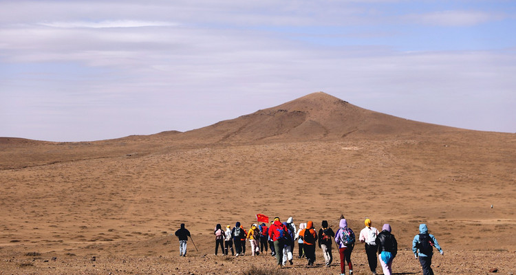 【行走内蒙·火山戈壁徒步3日】10KM乌兰哈达火山草原徒步+12KM大红山丹霞戈壁徒步+二连浩特中蒙国门+草原阿那亚涝利海8KM环湖徒步+38人舒适团