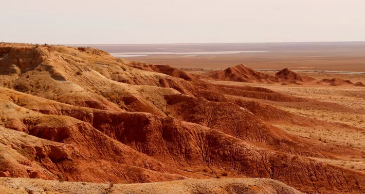 【行走内蒙·火山戈壁徒步3日】10KM乌兰哈达火山草原徒步+12KM大红山丹霞戈壁徒步+二连浩特中蒙国门+草原阿那亚涝利海8KM环湖徒步+38人舒适团
