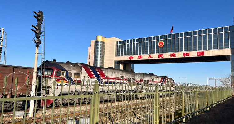 【行走内蒙·火山戈壁徒步3日】10KM乌兰哈达火山草原徒步+12KM大红山丹霞戈壁徒步+二连浩特中蒙国门+草原阿那亚涝利海8KM环湖徒步+38人舒适团