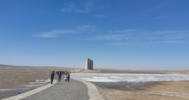 【行走内蒙·火山戈壁徒步3日】10KM乌兰哈达火山草原徒步+12KM大红山丹霞戈壁徒步+二连浩特中蒙国门+草原阿那亚涝利海8KM环湖徒步+38人舒适团