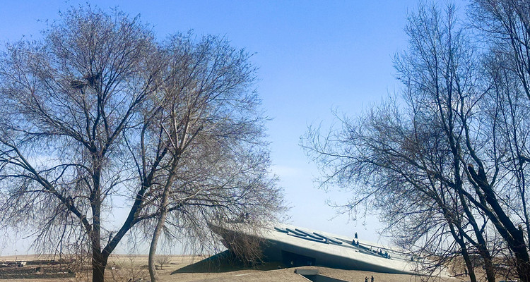 【行走内蒙·火山戈壁徒步3日】10KM乌兰哈达火山草原徒步+12KM大红山丹霞戈壁徒步+二连浩特中蒙国门+草原阿那亚涝利海8KM环湖徒步+38人舒适团