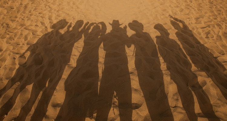 【初见内蒙·畅游沙漠3日】库布齐07沙漠公路+越野车深度穿越+畅玩响沙湾+光伏森林+特色骆驼宴+美岱召+内蒙古博物院+38人舒适团