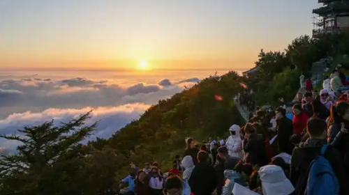 【夜爬泰山2日】难度可选丨夜爬东岳泰山+看日出观云海+闲游泉城济南