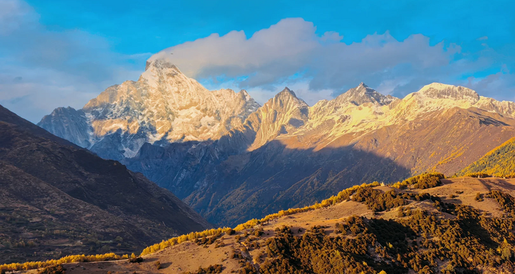 【大美四色5日】色达红房子+四姑娘山双桥沟+墨石公园+中路藏寨+S434雪山彩虹路+龙灯草原-川西小环线