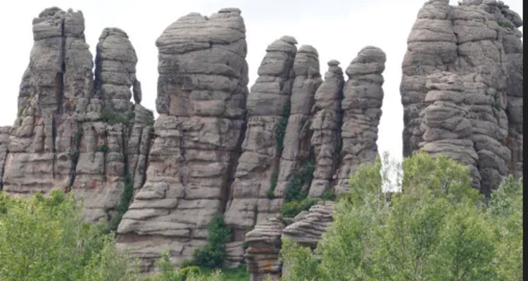 【遇见内蒙·北境穿越9日】赤峰+大青山+乌兰布统+公主湖+影视基地+甘丹驼城+勃隆克沙漠+玉龙沙湖+鄂温克驯鹿园+热阿线+黄岗梁+蒙古汗城+阿斯哈图石林+达达线+达理湖+避暑山庄+99号公路+大青山+金山岭长城+休闲纯玩9日游！