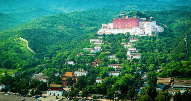 【遇见内蒙·北境穿越9日】赤峰+大青山+乌兰布统+公主湖+影视基地+甘丹驼城+勃隆克沙漠+玉龙沙湖+鄂温克驯鹿园+热阿线+黄岗梁+蒙古汗城+阿斯哈图石林+达达线+达理湖+避暑山庄+99号公路+大青山+金山岭长城+休闲纯玩9日游！