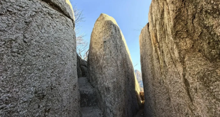 【北京一周一山·碓臼石一线天】探秘延庆碓臼石，打卡三十余处一线天群‌丨穿越亿年地质裂缝，挑战狭窄裂缝，体验光影魔术‌~