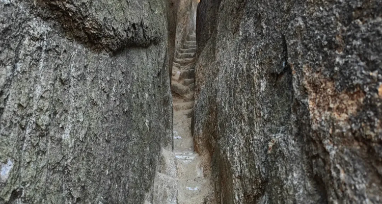 【北京一周一山·碓臼石一线天】探秘延庆碓臼石，打卡三十余处一线天群‌丨穿越亿年地质裂缝，挑战狭窄裂缝，体验光影魔术‌~
