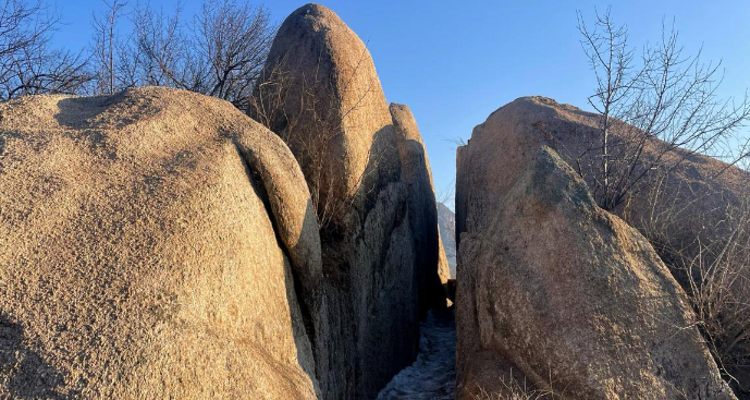 【北京一周一山·碓臼石一线天】探秘延庆碓臼石，打卡三十余处一线天群‌丨穿越亿年地质裂缝，挑战狭窄裂缝，体验光影魔术‌~