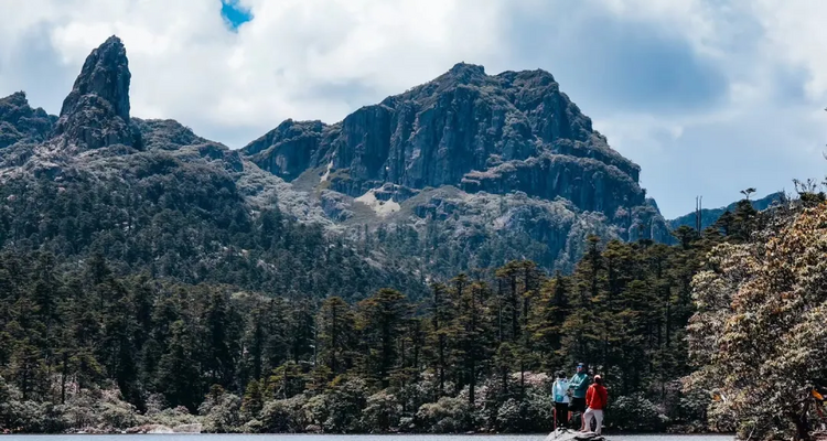 【徒步华夏第二十七站·云南香格里拉站】丽江+虎跳峡+茶马客栈+龙洞瀑布+尼汝村+七彩瀑布+香格里拉+无底湖+千湖山+28人徒步团