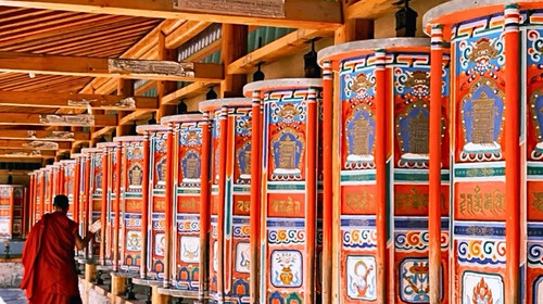 【徒步华夏第三十站·甘南扎尕那】甘南+拉卜楞寺+甘加秘境+白石崖+扎尕那+ 郎木寺+格尔底寺+纳摩大峡谷+6日徒步47KM