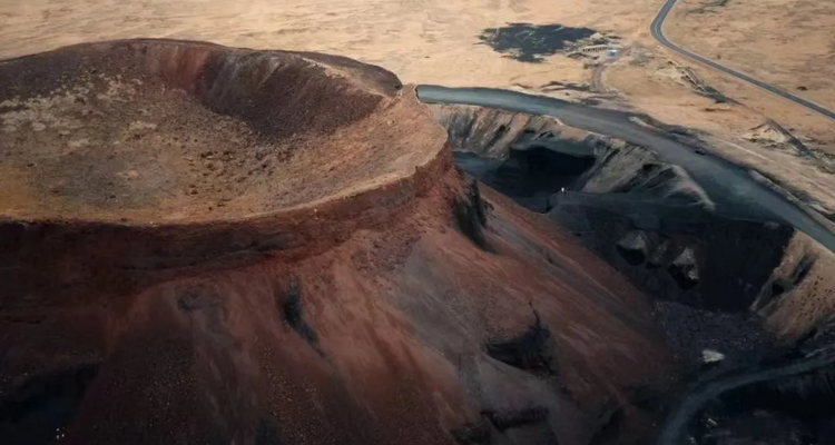 【徒步华夏第二十八站：内蒙火山戈壁站】呼和浩特+乌兰哈达火山+二连浩特国门+大红山丹霞+库布齐沙漠+大召寺++28人品质5日徒步团