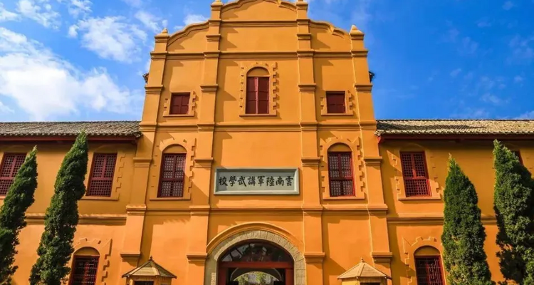 【滇黔精华 · 亲子避暑7日】  <云南滇东南+贵州兴义>亲子避暑+一线两省、抚仙湖、建水古城、普者黑、弥勒东风韵、马岭河大峡谷、万峰林&万峰湖、探秘峰林布依7日深度游