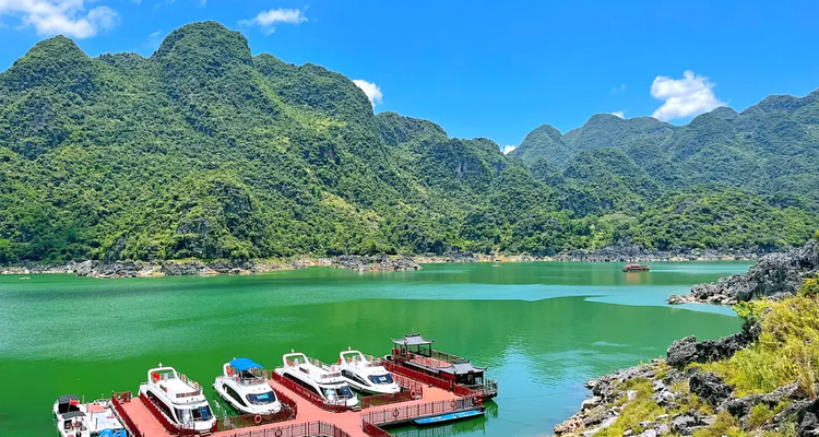 【滇黔精华 · 亲子避暑7日】  <云南滇东南+贵州兴义>亲子避暑+一线两省、抚仙湖、建水古城、普者黑、弥勒东风韵、马岭河大峡谷、万峰林&万峰湖、探秘峰林布依7日深度游