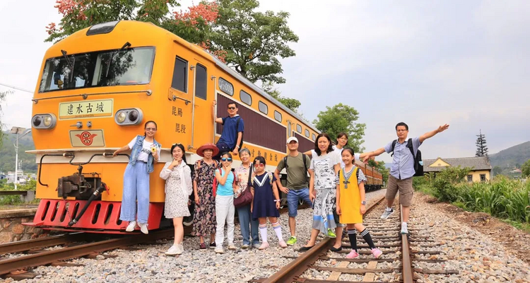 【滇黔精华 · 亲子避暑7日】  <云南滇东南+贵州兴义>亲子避暑+一线两省、抚仙湖、建水古城、普者黑、弥勒东风韵、马岭河大峡谷、万峰林&万峰湖、探秘峰林布依7日深度游