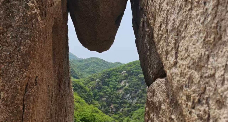 【北京一周一山·碓臼石一线天】早鸟优惠来袭丨打卡三十余处一线天群‌丨穿越亿年地质裂缝，挑战狭窄裂缝，体验光影魔术‌~