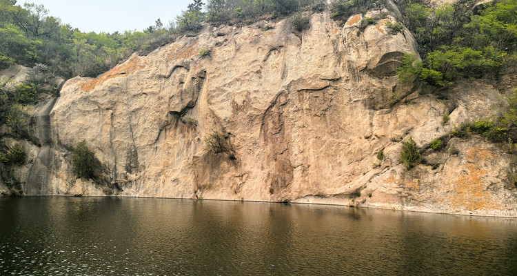 【北京一周一山·碓臼石一线天】早鸟优惠来袭丨打卡三十余处一线天群‌丨穿越亿年地质裂缝，挑战狭窄裂缝，体验光影魔术‌~