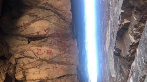 【北京一周一山·东指壶一线天】早鸟优惠来袭丨剑峰奇峦藏一线 东指壶上揽清风丨探索平谷的隐秘高峰：侧身过绝壁，登顶揽云海~