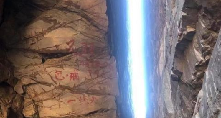 【北京一周一山·东指壶一线天】早鸟优惠来袭丨剑峰奇峦藏一线 东指壶上揽清风丨探索平谷的隐秘高峰：侧身过绝壁，登顶揽云海~