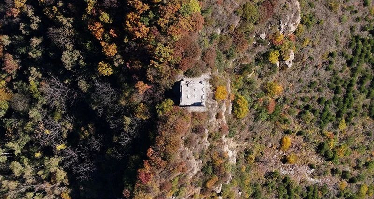 【北京一周一山·东指壶一线天】早鸟优惠来袭丨剑峰奇峦藏一线 东指壶上揽清风丨探索平谷的隐秘高峰：侧身过绝壁，登顶揽云海~