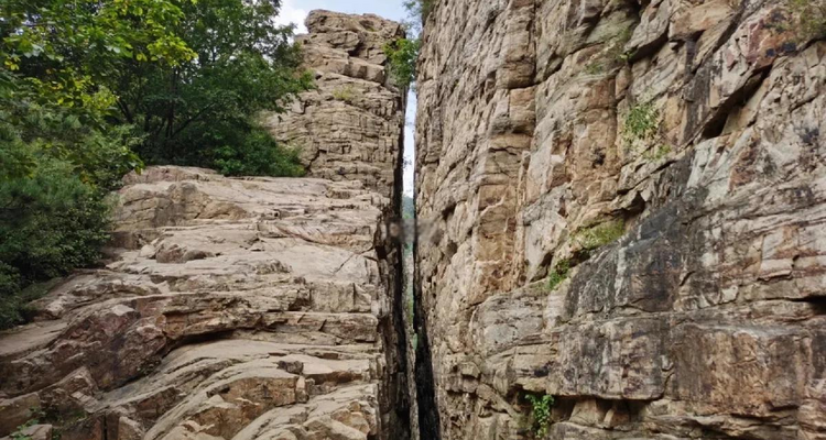 【北京一周一山·东指壶一线天】早鸟优惠来袭丨剑峰奇峦藏一线 东指壶上揽清风丨探索平谷的隐秘高峰：侧身过绝壁，登顶揽云海~