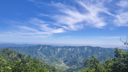 【北京一周一山·东指壶一线天】早鸟优惠来袭丨剑峰奇峦藏一线 东指壶上揽清风丨探索平谷的隐秘高峰：侧身过绝壁，登顶揽云海~
