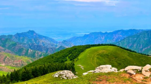 【北京一周一山·飞狐峪】‌早鸟优惠来袭丨宫崎骏的画布丨蔚县空中草原：穿越飞狐峪的绿色仙境，一场关于山野与自由的夏日漫行~