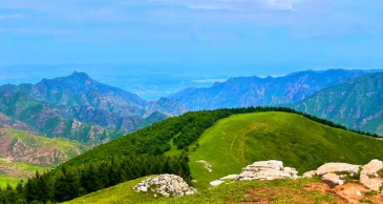【北京一周一山·飞狐峪】‌早鸟优惠来袭丨宫崎骏的画布丨蔚县空中草原：穿越飞狐峪的绿色仙境，一场关于山野与自由的夏日漫行~