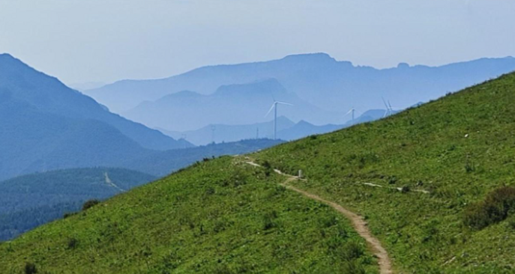 【北京一周一山·飞狐峪】‌早鸟优惠来袭丨宫崎骏的画布丨蔚县空中草原：穿越飞狐峪的绿色仙境，一场关于山野与自由的夏日漫行~