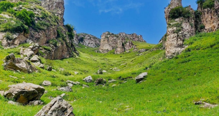 【北京一周一山·石洞山-十八堂】现实版塞尔达探秘| 十八堂前听风雨，石洞山中觅清幽 | 挑战蔚县石洞山：穿越千年十八堂遗址，感受太行山脊的震撼~