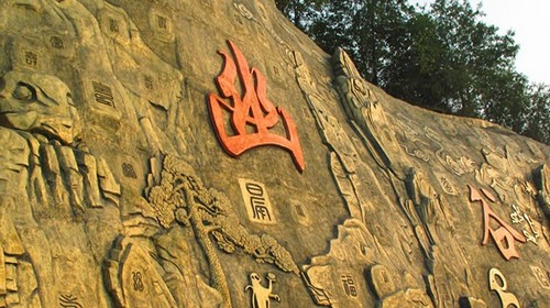 【北京一周一山·幽谷神潭】早鸟优惠来袭丨寻幽探胜：穿越通天门，见证“山外有山，天外有天”的峡谷地貌，解读“雷劈石”与“天梯”的自然密码，触摸十二生肖与古典文化的千年对话~