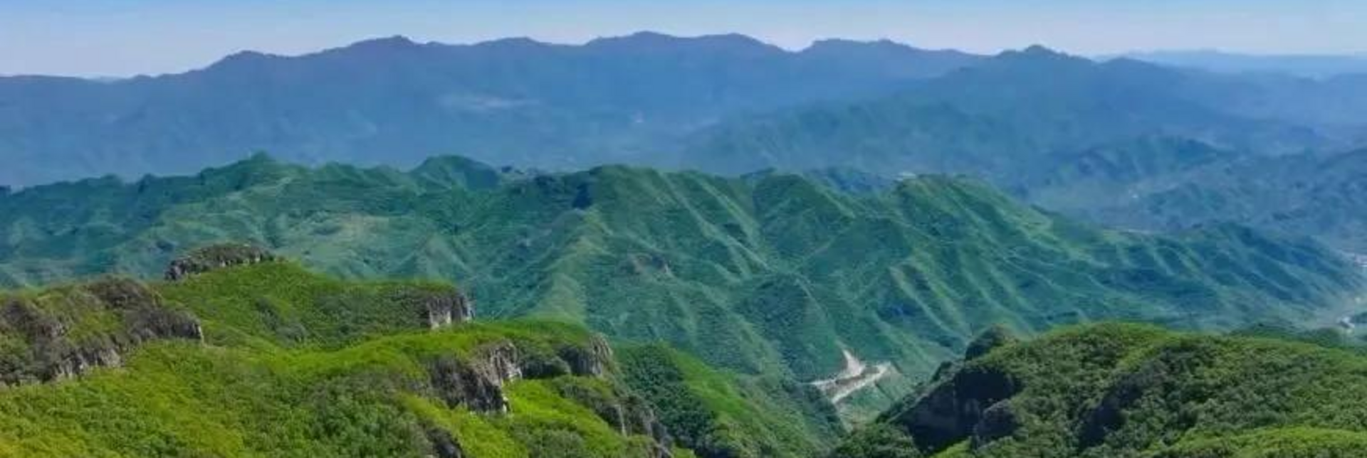 【北京一周一山·九道梁】京郊阿勒泰  | 穿行苍茫山脊 尽览山河壮美 | 云雾抚地游走，野花漫山绽放 | 九道梁亚高山草甸，邂逅云端花海