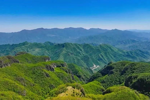 【北京一周一山·九道梁】京郊阿勒泰  | 穿行苍茫山脊 尽览山河壮美 | 云雾抚地游走，野花漫山绽放 | 九道梁亚高山草甸，邂逅云端花海
