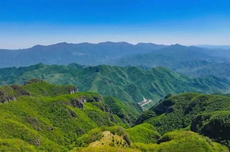 【北京一周一山·九道梁】京郊阿勒泰  | 穿行苍茫山脊 尽览山河壮美 | 云雾抚地游走，野花漫山绽放 | 九道梁亚高山草甸，邂逅云端花海