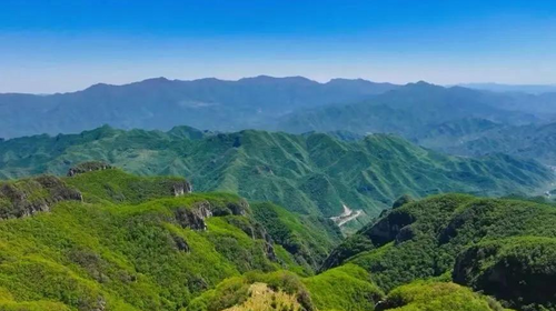 【北京一周一山·九道梁】京郊阿勒泰  | 穿行苍茫山脊 尽览山河壮美 | 云雾抚地游走，野花漫山绽放 | 九道梁亚高山草甸，邂逅云端花海