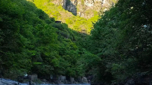 【北京一周一山·十渡山水】特价全含丨赠送特色农家大锅菜丨于孤山寨寻幽探胜徒步吸氧，在拒马河漂流降温随波逐流~