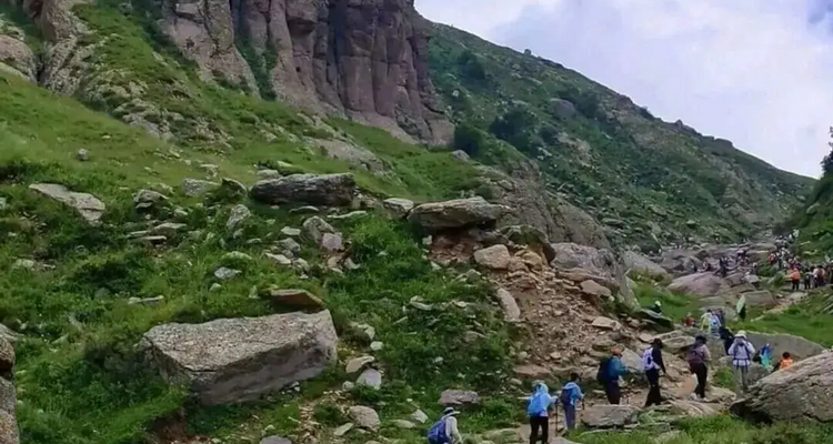 【北京一周一山·青崖子】20℃清凉秘境！闯入蔚县青崖子，邂逅云端草甸+怪石石林+巨型风车