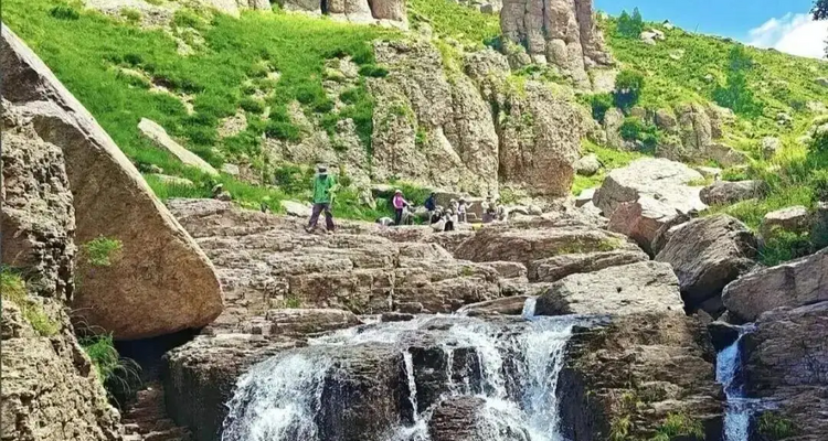 【北京一周一山·青崖子】20℃清凉秘境！闯入蔚县青崖子，邂逅云端草甸+怪石石林+巨型风车