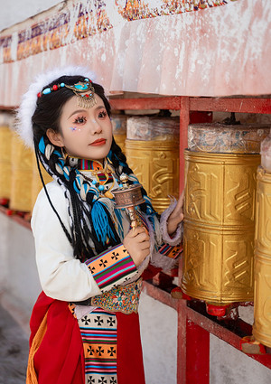 妮妮：要么旅行，要么读书，身体和灵魂，总有一个在路上。